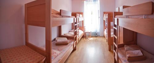 HI Hostel Pula في بولا: غرفة مع مجموعة من الأسرّة ذات الطابقين