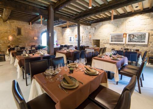 a restaurant with tables and chairs in a room at Reitoral de Parada in Parada del Sil