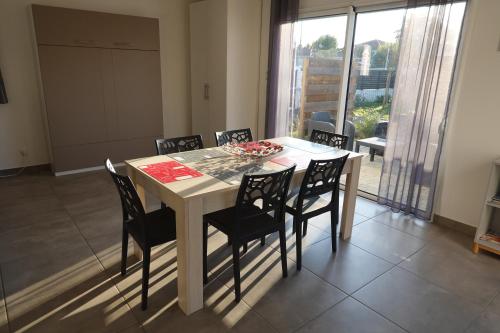 a dining room table and chairs in a room at Appartement Alouette France in Pessac