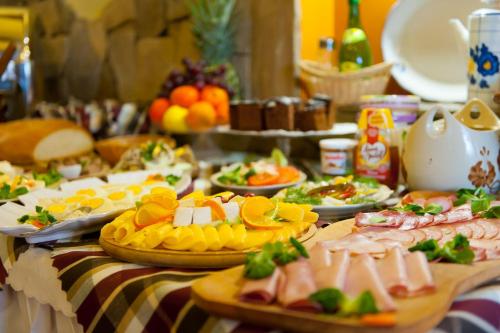 una mesa cubierta con platos de comida y fruta en Ośrodek U Fojta, en Wisła
