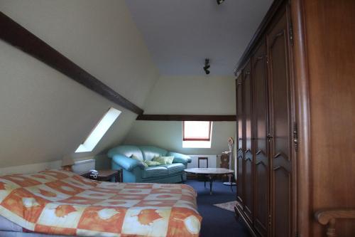 Llit o llits en una habitació de L'Hostellerie Le Turckheim Croix d'or