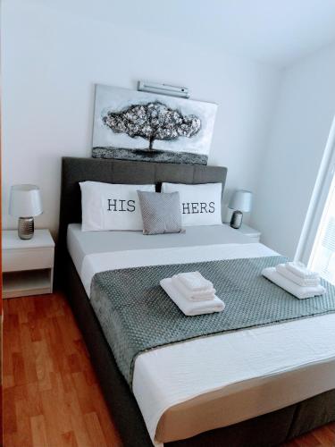 ein Schlafzimmer mit einem Bett mit zwei Handtüchern darauf in der Unterkunft Apartmani Eden Vodice in Vodice