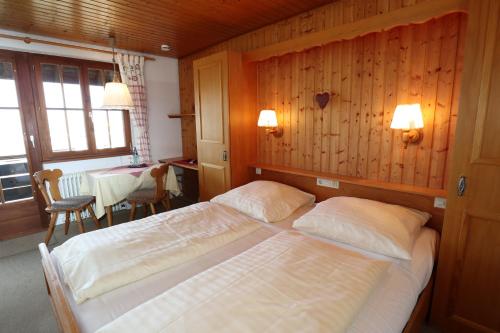 Postel nebo postele na pokoji v ubytování Höhenpension Glashütte Bed&Breakfast Frühstückspension Hotel GARNI