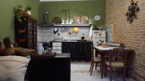 una cucina con piano cottura e tavolo in una stanza di Cà toa a Sarzana