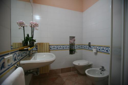 a bathroom with a sink and a toilet at Bungalow 2 2 in Sirmione