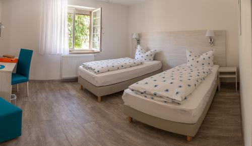 Un pat sau paturi într-o cameră la Kloster Maria Hilf