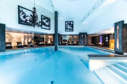 una gran piscina en una habitación de hotel en Le Strato en Courchevel