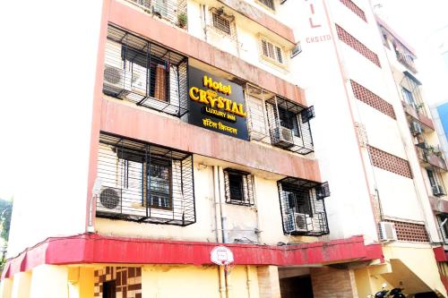 ein Gebäude mit einem Schild an der Seite in der Unterkunft Hotel Crystal Luxury Inn- Bandra in Mumbai
