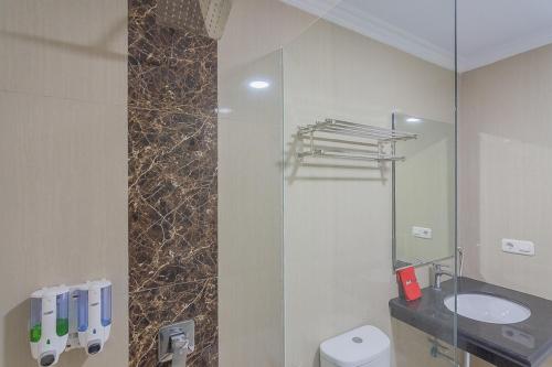 Kúpeľňa v ubytovaní RedDoorz Syariah @ Villa Grand Mutiara Tasikmalaya
