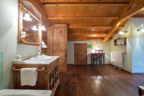 a bathroom with a sink and a mirror at Casa de Roque in Outes