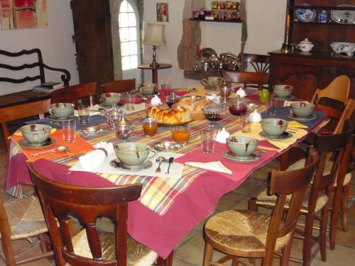 - une table à manger avec une dinde dans l'établissement Logis de l'Aublonnière, à Sainte-Cécile