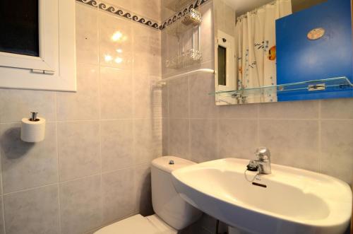 A bathroom at Rocamaura I B 4-2
