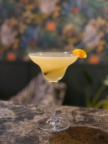 une boisson jaune dans un verre assis sur une table dans l'établissement Avocado Hôtel Restaurant, à Saint-Jeannet