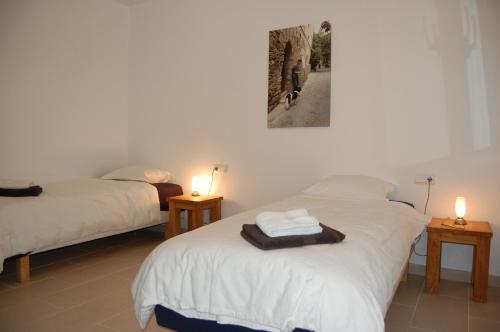 dwa łóżka w pokoju z dwoma świecami w obiekcie Villa Vuelta w mieście Pals