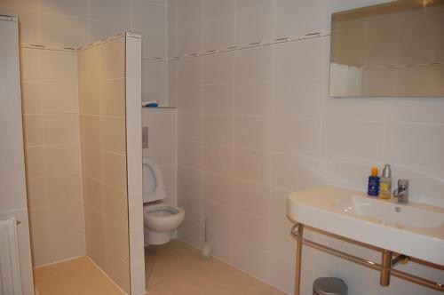 een witte badkamer met een toilet en een wastafel bij Villa Vuelta in Pals