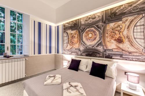 ローマにあるLiberty Rome Suites - Liberty Collectionのベッドルーム1室(壁に絵画が描かれた大型ベッド1台付)