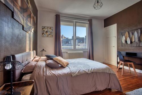 - une chambre avec un lit, une fenêtre et un bureau dans l'établissement La Boulonnaise, à Boulogne-sur-Mer