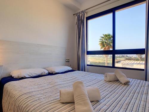 1 dormitorio con 2 camas y ventana grande en Verdemar 2 - 2309, en Playa Honda