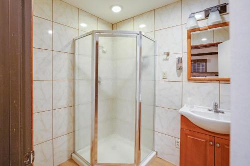 a bathroom with a shower and a sink at Arrowhead Tree Top Lodge in Lake Arrowhead