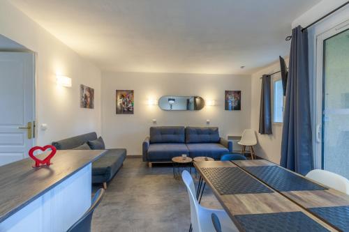 un salon avec un canapé bleu et une table dans l'établissement LA RESIDENCE DU GOLF DE DEAUVlLLE, à Deauville