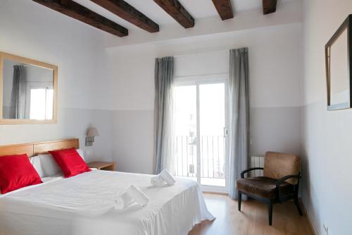 1 dormitorio con 1 cama, 1 silla y 1 ventana en My Address in Barcelona Downtown, en Barcelona