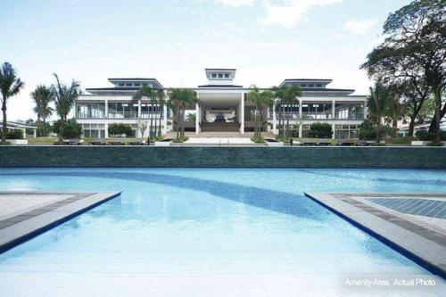 une grande piscine en face d'un bâtiment dans l'établissement SMDC Grass Residences - Unit # 2816, à Manille