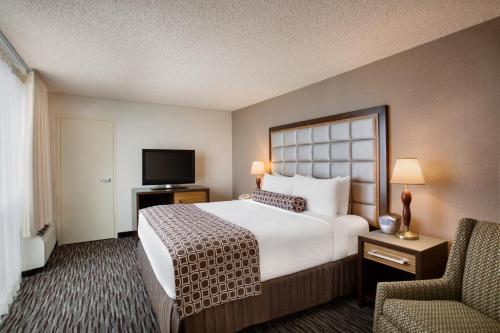 A bed or beds in a room at Crowne Plaza San Francisco Airport, an IHG Hotel