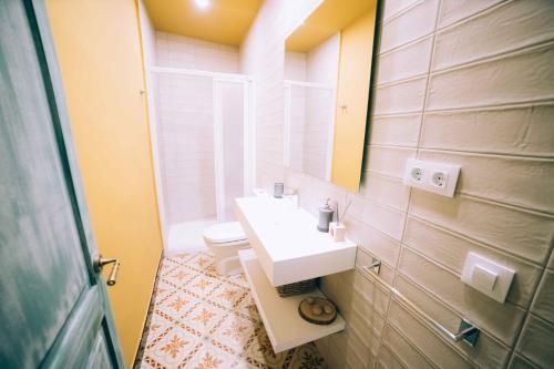 Ένα μπάνιο στο Casa con piscina privada en Gualta, CAN BLAY