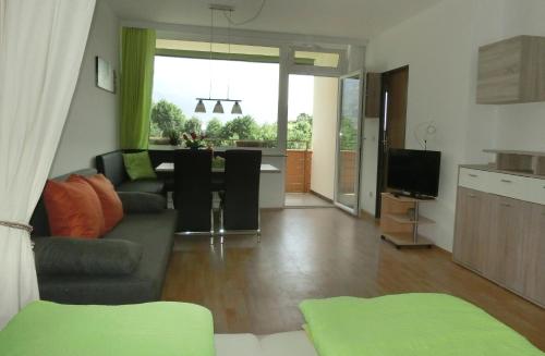 TV a/nebo společenská místnost v ubytování RUTH Haus KMB Seeblickappartement am Ossiacher See mit direktem Seezugang, Hallenbad