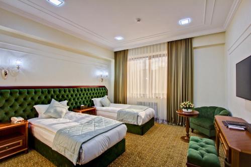 Postel nebo postele na pokoji v ubytování Plaza Hotel Almaty