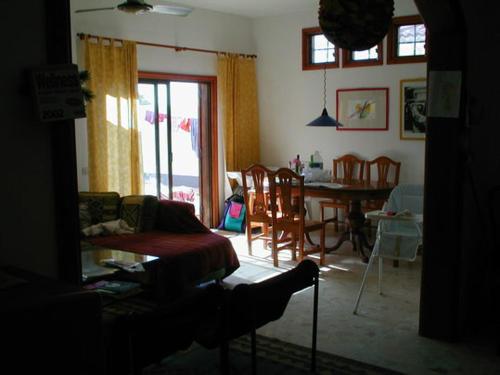 een woonkamer met een bank en een tafel en stoelen bij CASA FAMILIA - RELAX in San Isidro
