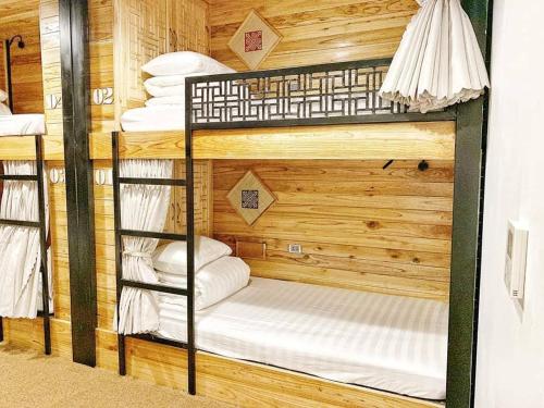 a bunk bed room with two bunk beds in it at Ethnic House Lounge bar & hostel in Dồng Văn