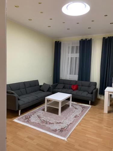 sala de estar con sofá y mesa en Apartment Aman, en Viena