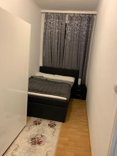 Cama pequeña en habitación con ventana en Apartment Aman, en Viena