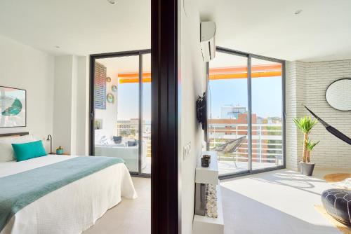 Posteľ alebo postele v izbe v ubytovaní SUITE DEL MAR Luxury apartment with jacuzzi