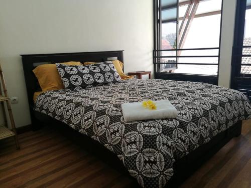 Postel nebo postele na pokoji v ubytování Jogja City Residence