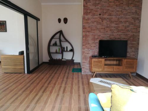 TV a/nebo společenská místnost v ubytování Jogja City Residence