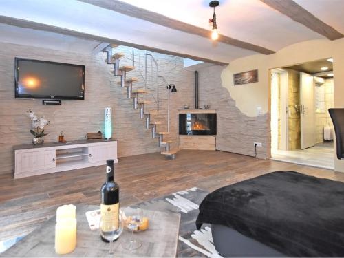uma sala de estar com uma escada e uma televisão em Holiday home in Wernigerode near the river em Wernigerode