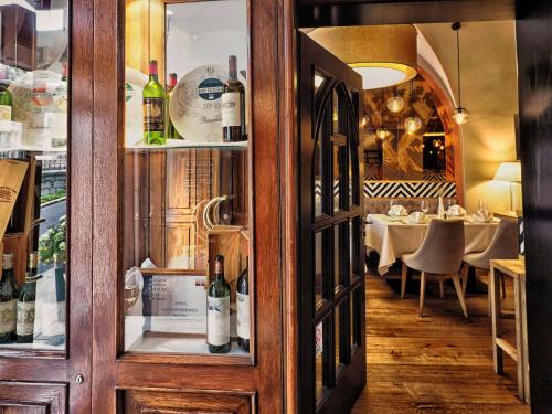 een kamer met flessen wijn in een restaurant bij Promenáda Romantic Hotel in Karlsbad