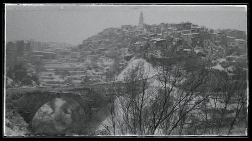 博凱倫特的住宿－Casa Rural Casa Gimeno，山上小镇的黑白照片