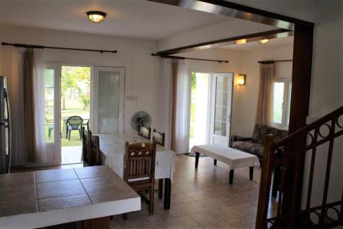 sala de estar con mesa y sofá en Villa Palmar Reefs en Palmar