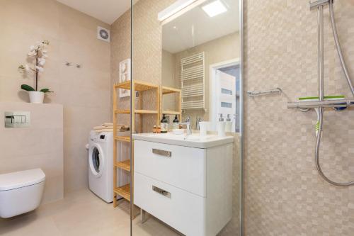 コウォブジェクにあるJantar Apartamenty Exclusive Polanki Park SPAのバスルーム(トイレ、洗面台、シャワー付)