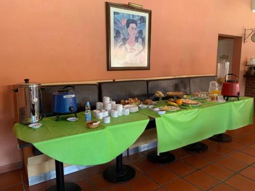 een groene tafel met eten erop bij Las Victorias Apart Hotel in San Miguel del Monte