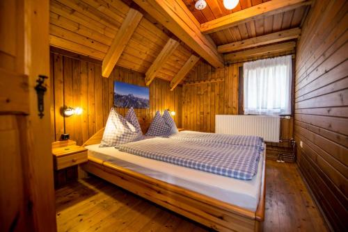 Postel nebo postele na pokoji v ubytování Holzblockhäuser Fam. Schabus