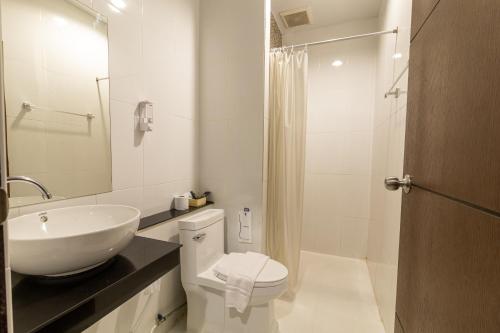 The Rama Hotel tesisinde bir banyo