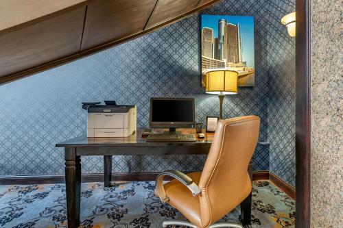 an office with a desk with a computer and a chair at Comfort Suites Southgate-Detroit in Southgate