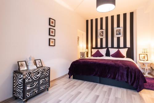 1 dormitorio con 1 cama con cabecero blanco y negro en E&K Apartment Elberfeld, en Wuppertal