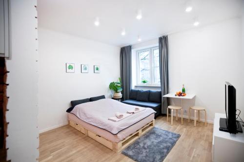 una camera da letto con un letto e un divano blu di Studio Gaba 2 INTRACO Apartment a Varsavia