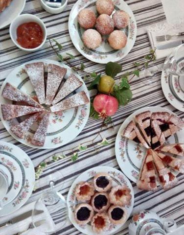 Una mesa con platos de comida encima. en Sa Corte Nova, en Lula