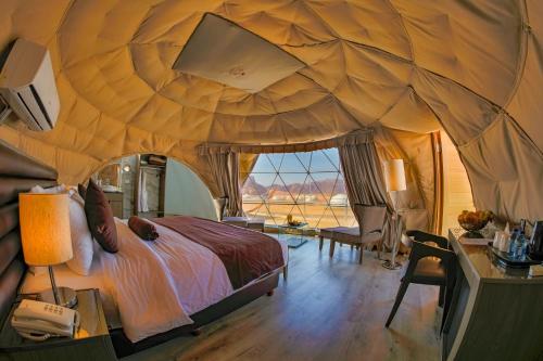 Postel nebo postele na pokoji v ubytování Wadi Rum UFO Luxotel